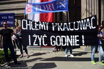 Nauczyciele, jak policjanci, w bitwie o podwyżki. Zapowiadają masowe L4