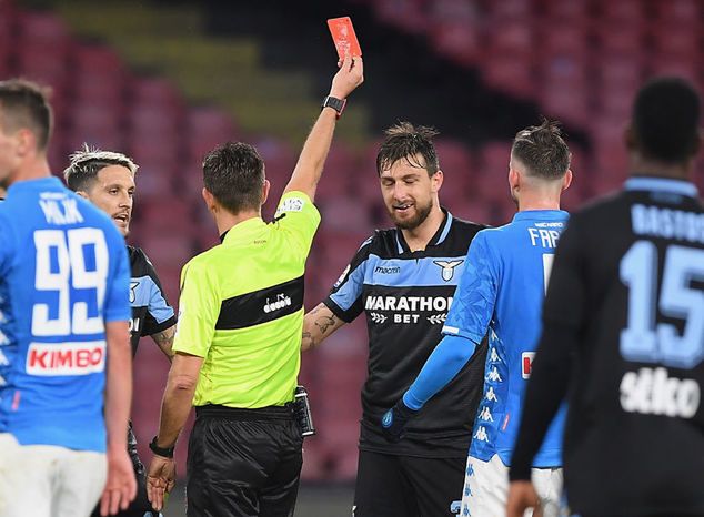 Moment, w którym Acerbi dostaje czerwoną kartkę z Napoli / Fot. Francesco Pecoraro/Getty Images