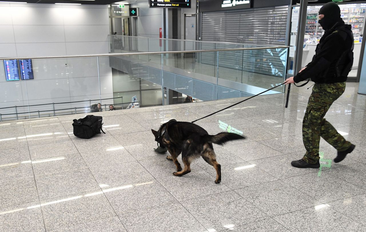 Straż Graniczna na lotnisku Kraków Airport w Balicach