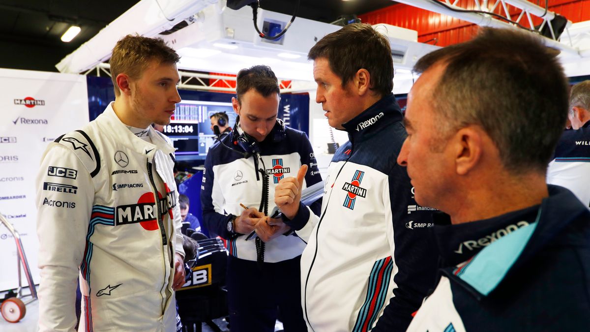 Sieriej Sirotkin rozmawia z inżynierami Williamsa