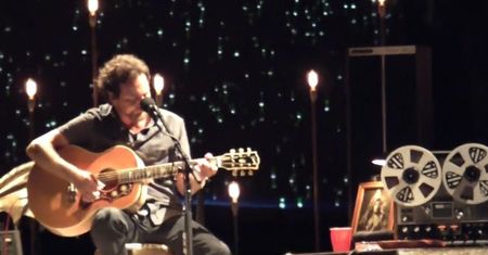 Eddie Vedder śpiewa w miasteczku Twin Peaks