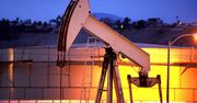Bloomberg: rezerwy ropy na świecie topnieją w niespotykanym tempie