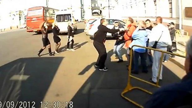 W Rosji potrafią ukraść obiektyw z aparatu powieszonego na szyi 1