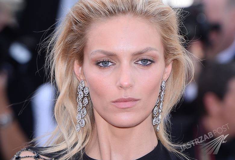 Anja Rubik w Cannes w sukni domu mody Versace [zdjęcia]