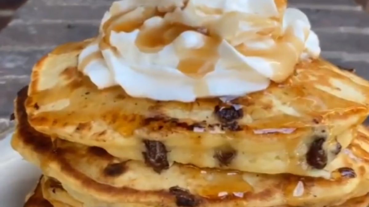Pancakes z kawałkami czekolady jest tak słodki i puszysty, że nie musisz smarować jego wnętrza dżemem lub kremem
