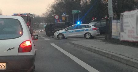 Wypadek w Strzeszkowicach. Zderzenie dwóch aut. Jedno na boku