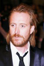 Rhys Ifans nieprawdziwym czarnym charakterem