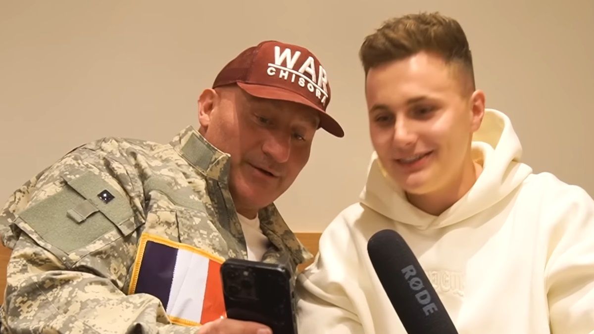 Na zdjęciu: Marcin Najman pokazujący, kto do niego napisał