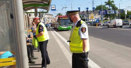 Rozdają maseczki zapominalskim pasażerom. Wiele osób podróżuje bez maseczek