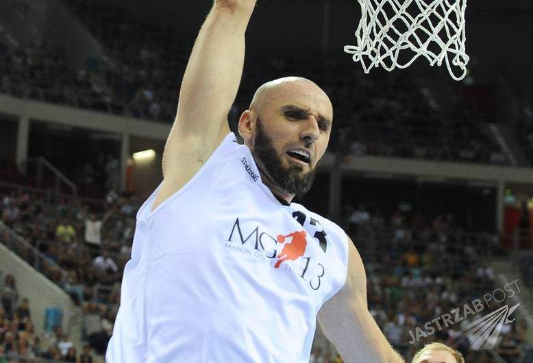 Marcin Gortat nie może się skupić na meczu z jednego powodu. Ach, te kobiety... [WIDEO]