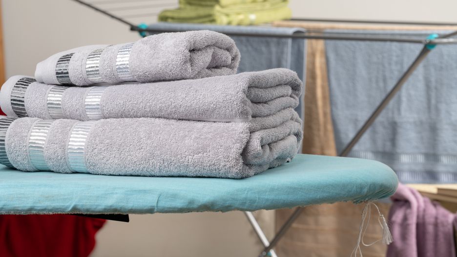 Ten trik sprawi, że ręczniki będą miękkie po każdym praniu