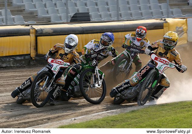 Rafał Malczewski (kask czerwony) zdobył punkt w debiucie w Ekstralidze (foto: Ireneusz Romanek)