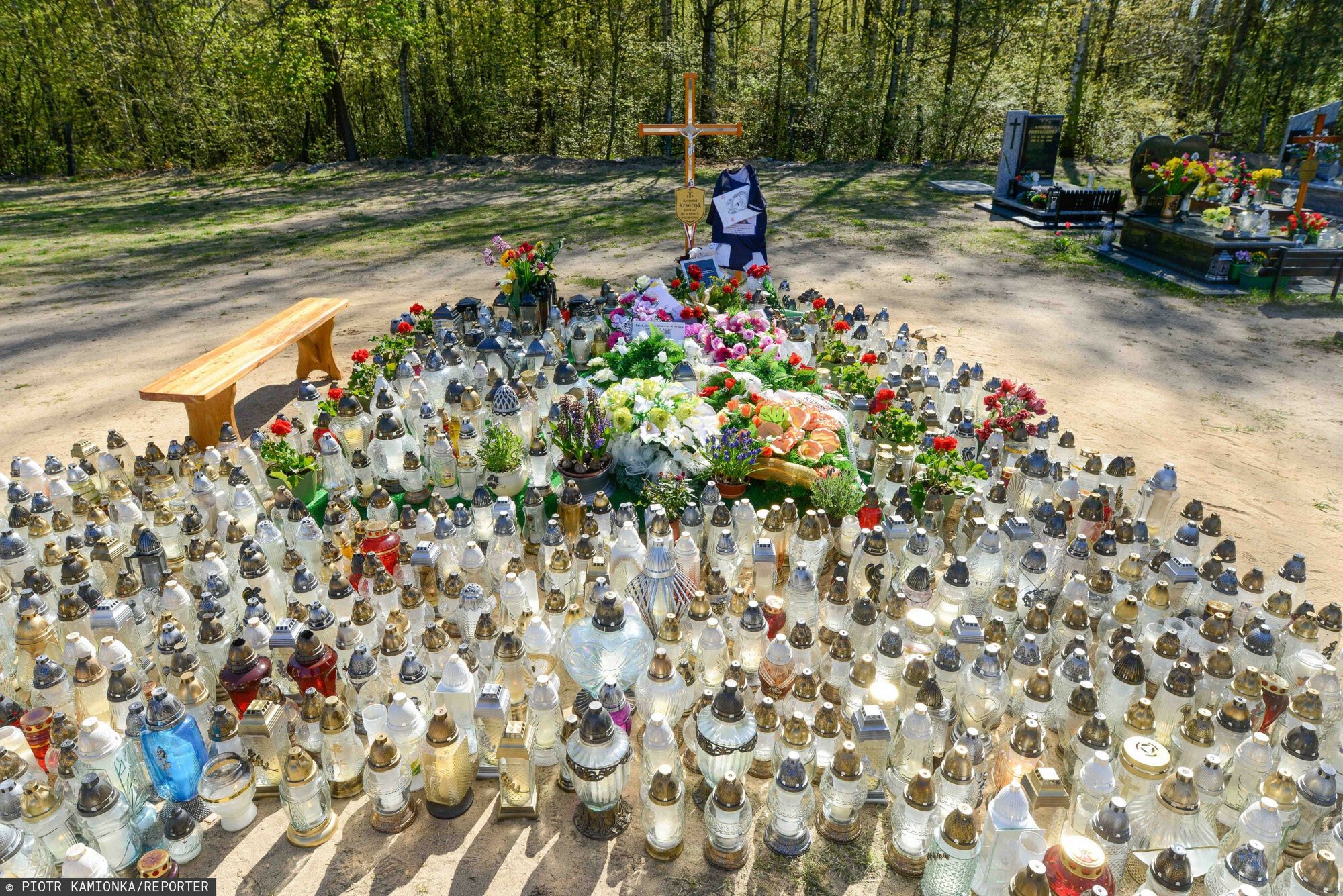 Grób Krzysztofa Krawczyka w Grotnikach koło Łodzi miesiąc po pogrzebie wokalisty. Fani palą znicze i zostawiają zdjęcia oraz listy