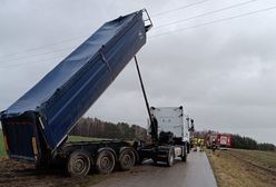 Wywrotka zahaczyła o linie energetyczne. Mężczyzna został porażony prądem