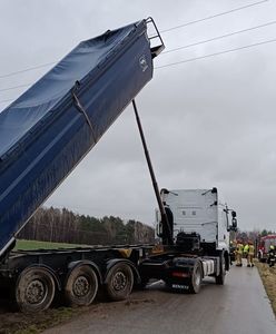 Wywrotka zahaczyła o linie energetyczne. Mężczyzna został porażony prądem