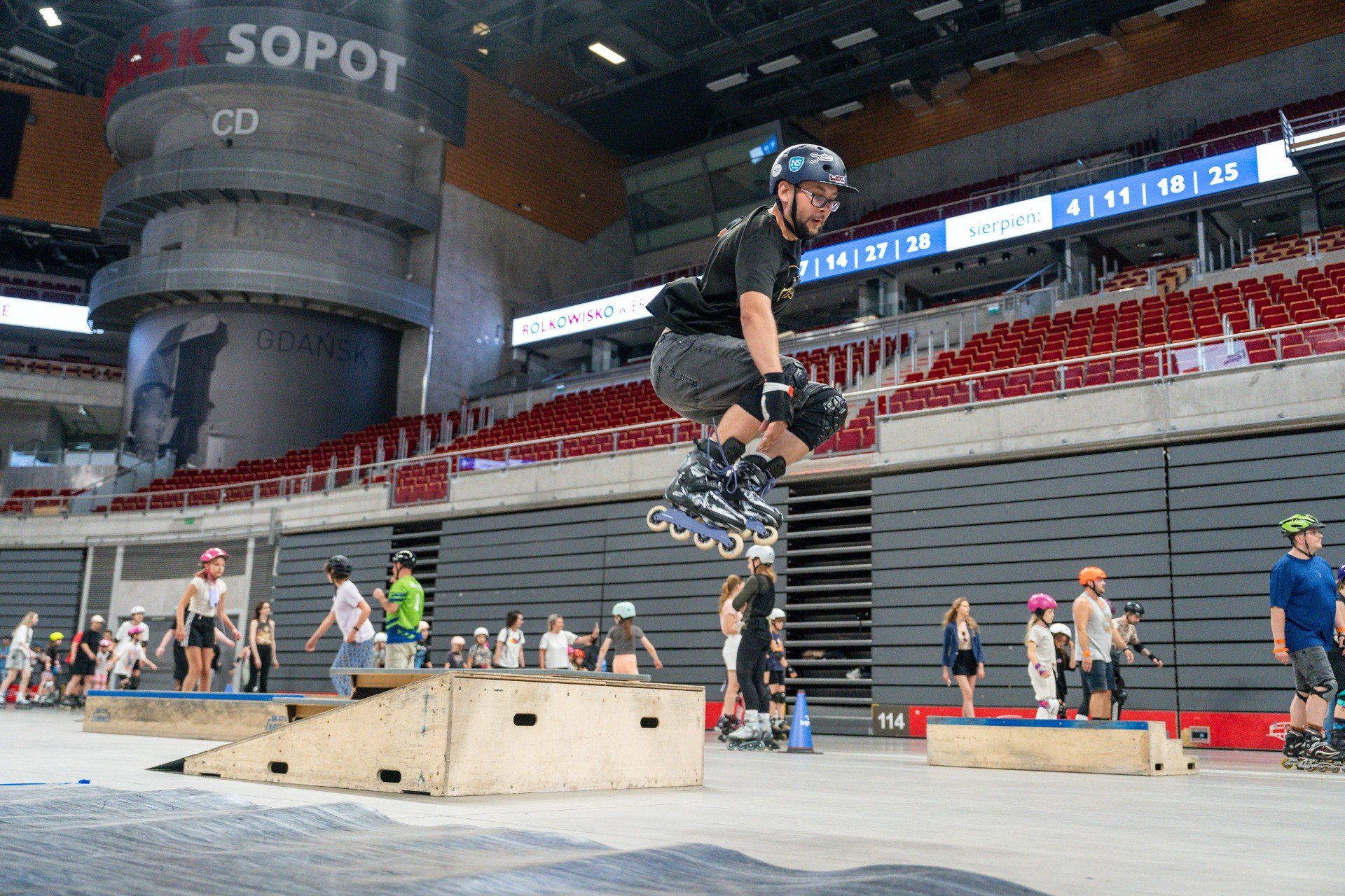 Rolkowiska w hali Ergo Arena cieszą się dużą popularnością. Na idealnie gładkiej płycie obiektu można jeździć za darmo