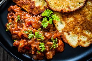 O wiele bardziej pożywny niż śmietana. Taki sos często robię do placków ziemniaczanych