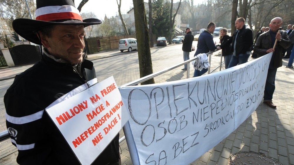 Opiekunowie dorosłych niepełnosprawnych protestują już od dawna. Na zdjęciu pikieta z kwietnia 2014 roku