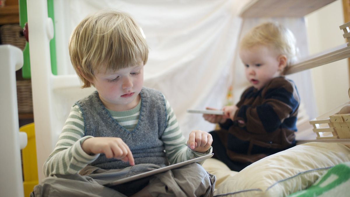 Dzieci i ekrany. Wskazano przyczyny problemu