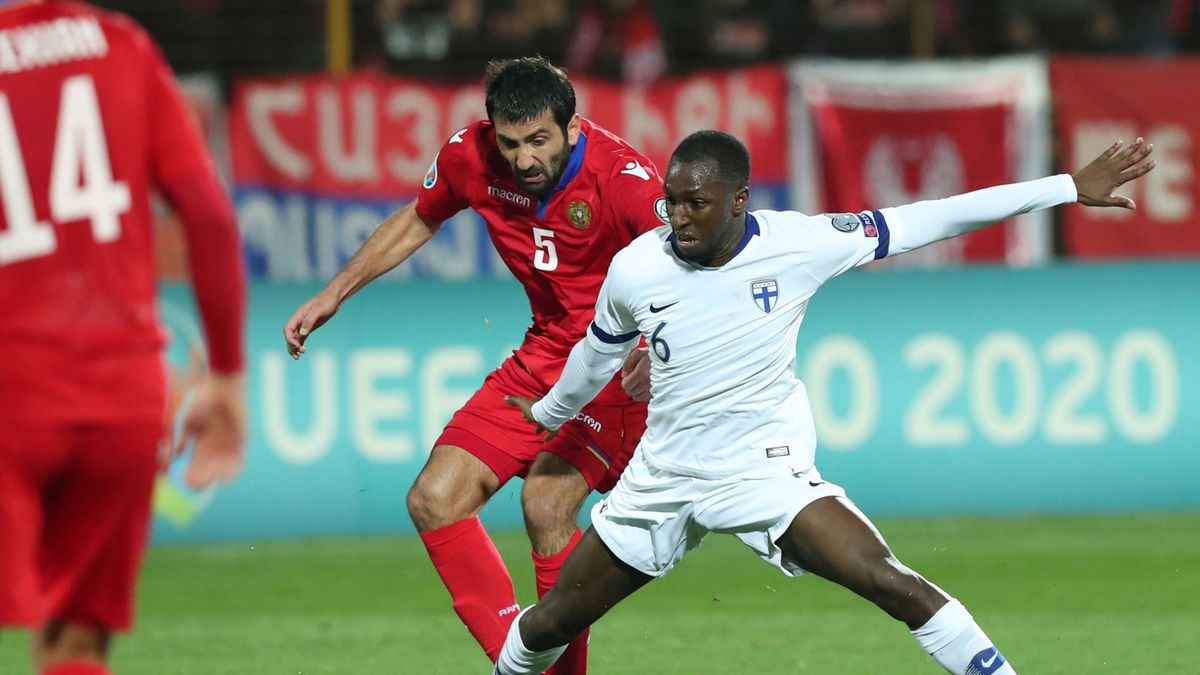 PAP/EPA / VAHRAM BAGHDASARYAN / Na zdjęciu:  Artak Grigoryan (z lewej) oraz Glen Kamara (z prawej)