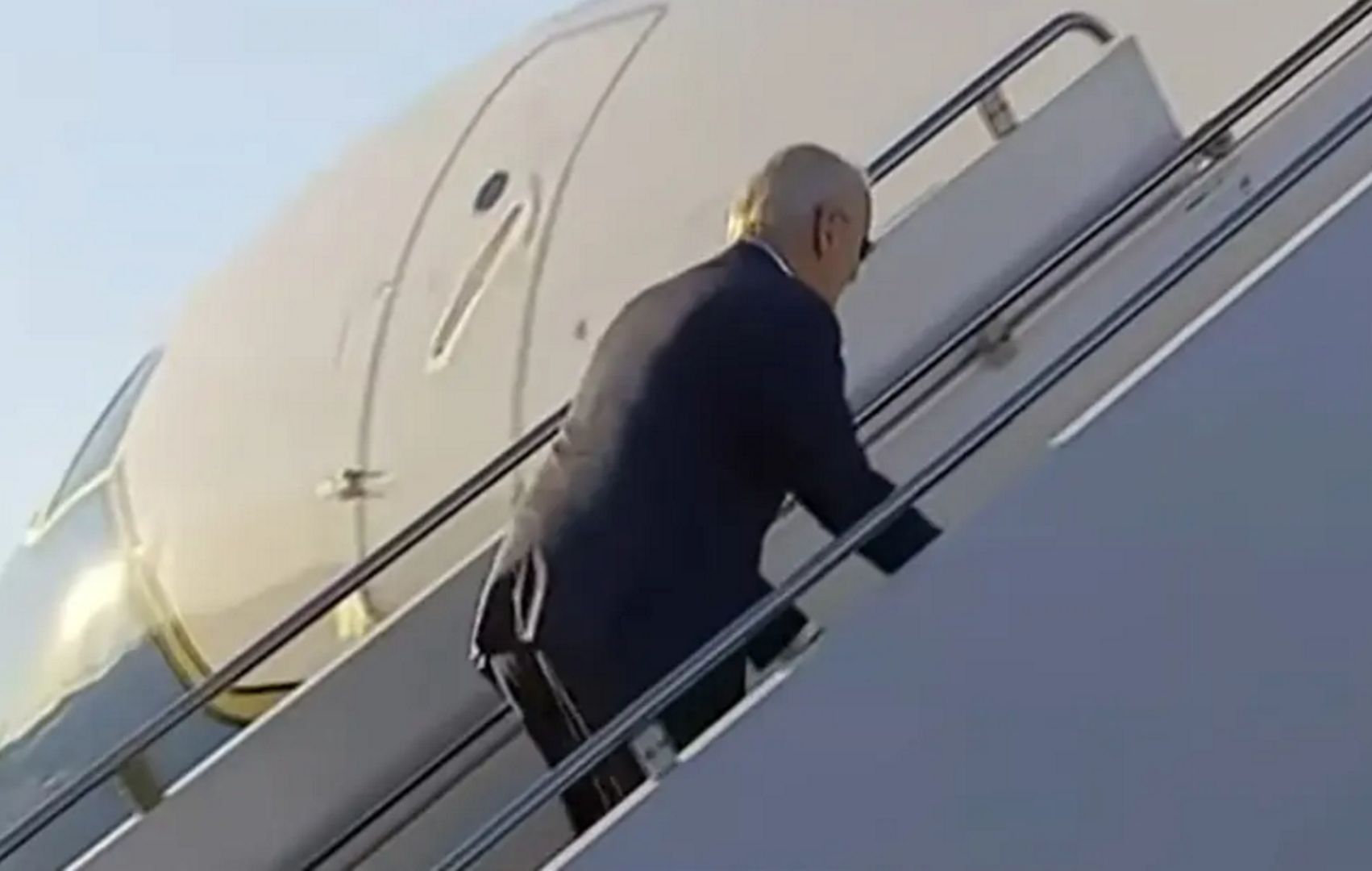 Biden właśnie wsiadał do samolotu. Oto co się stało. Nagranie obiegło sieć