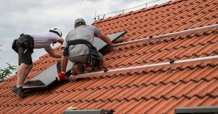 Prąd ze słońca i wiatru. Energa: w 2023 r. niemal połowa energii z OZE