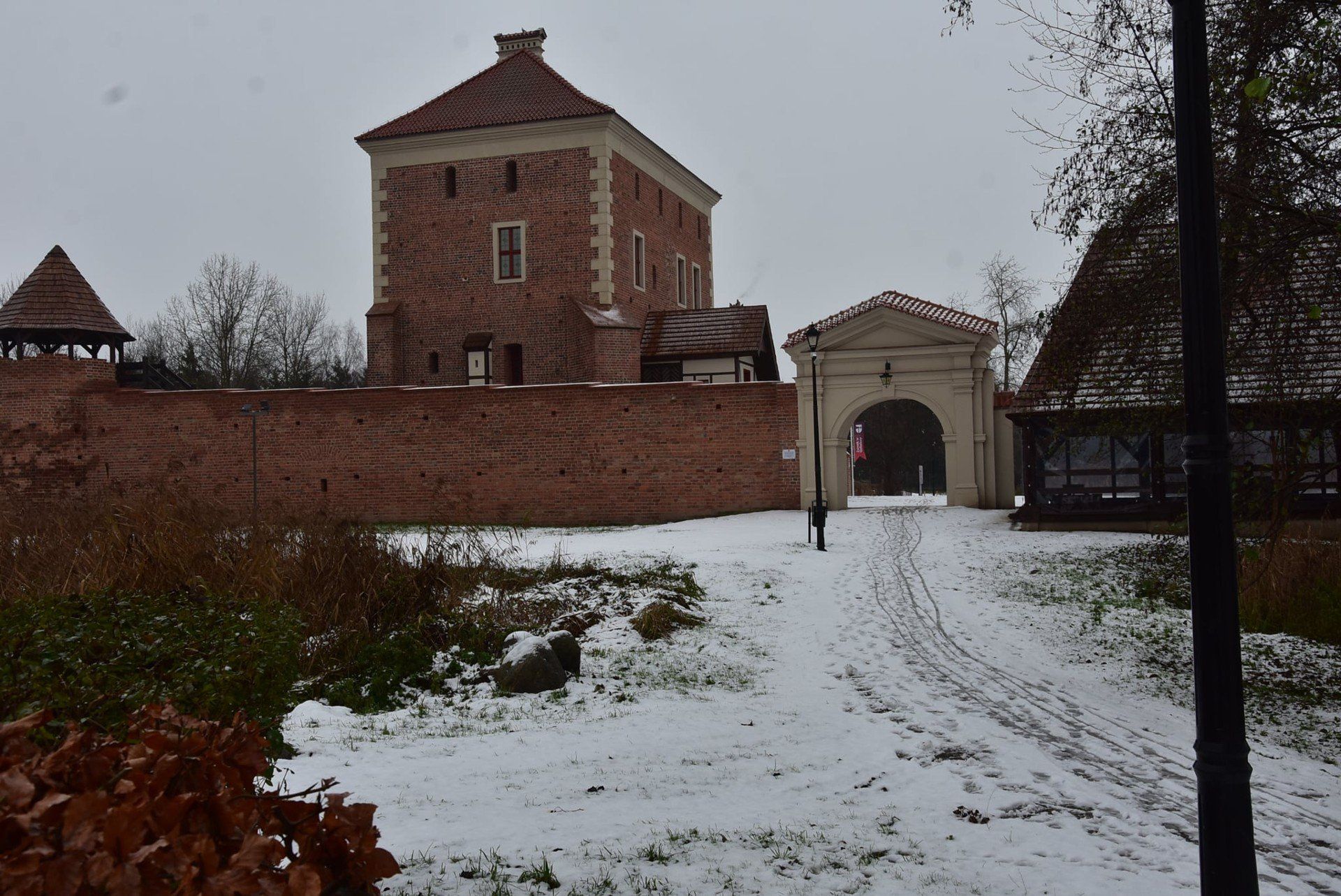 Gołaniecki Zamek w zimowej aurze