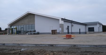 Budynek nowej Biedronki już stoi, ale klienci muszą jeszcze poczekać na otwarcie sklepu [ZDJĘCIA]