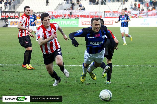 Michał Masłowski pada w polu karnym Cracovii