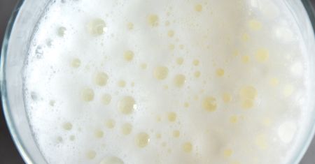 Kefir i maślanka. Co tak naprawdę jest zdrowsze dla naszych jelit?