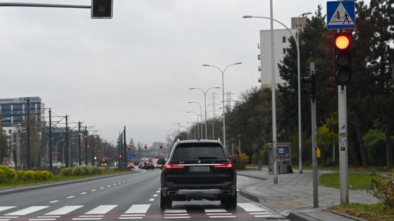 Małgorzata Rozenek łamie przepisy ruchu drogowego