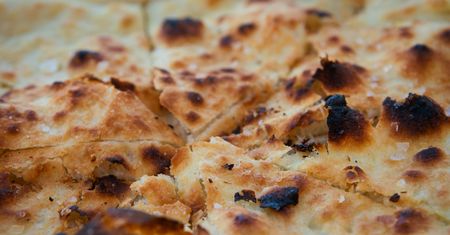Bułgarska odpowiedź na pizzę. Ciasto jest mięciutkie i rozpływa się w ustach