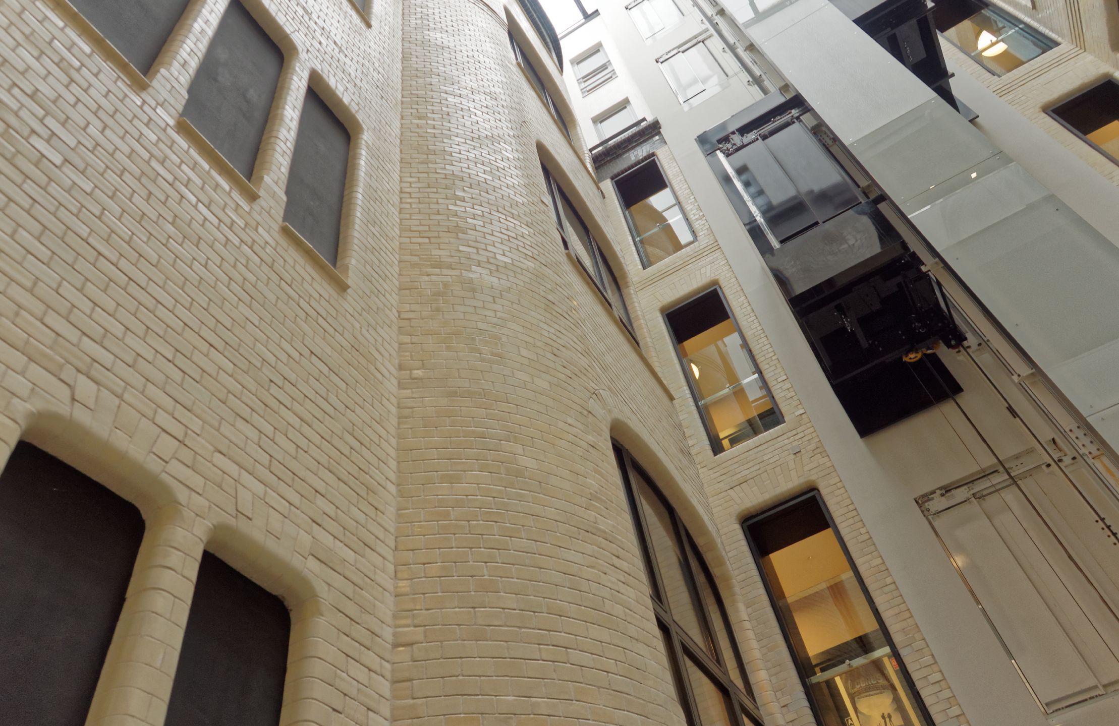 Podobne wykończenie można znaleźć też w innych budynkach w centrum.