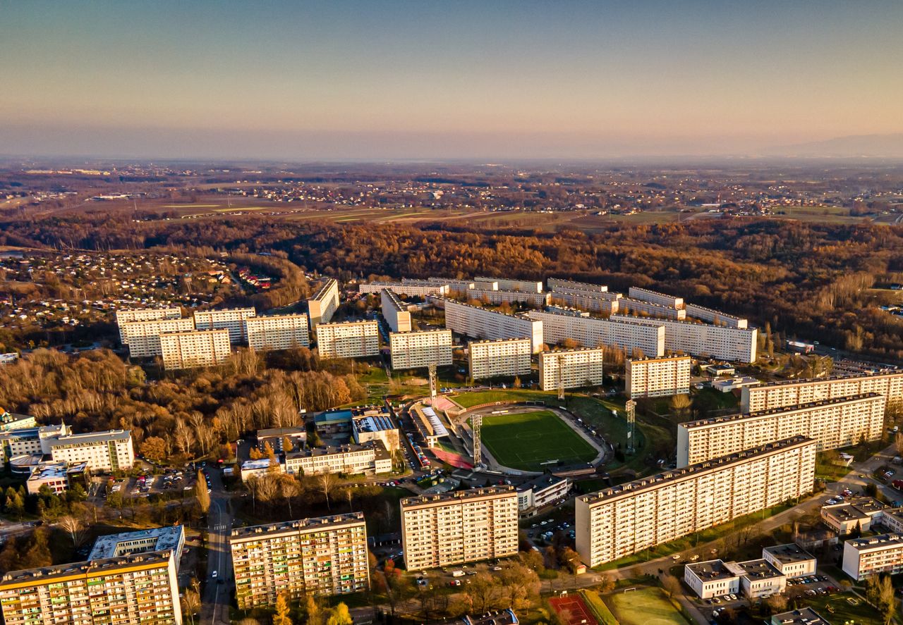 Największe miasto bez kolei w końcu doczeka się pociągów. Jest przetarg