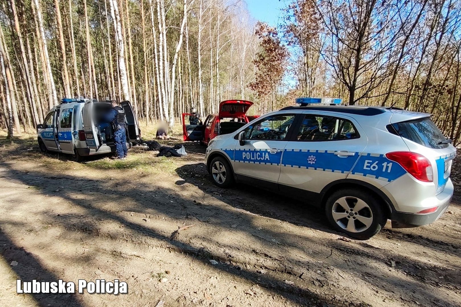 Na widok policjantów zaczęli uciekać do lasu. Oto kogo 24-latek ukrył w suzuki