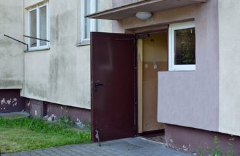Sąsiad ciągle zostawia otwarte drzwi do klatki? Zobacz, jak skutecznie zareagować