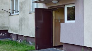 Sąsiad ciągle zostawia otwarte drzwi do klatki? Zobacz, jak skutecznie zareagować