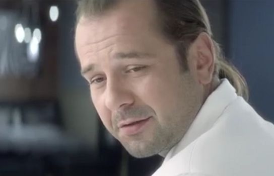 Sypialniane rady fizjoterapeuty reklamują katalog IKEA (wideo)