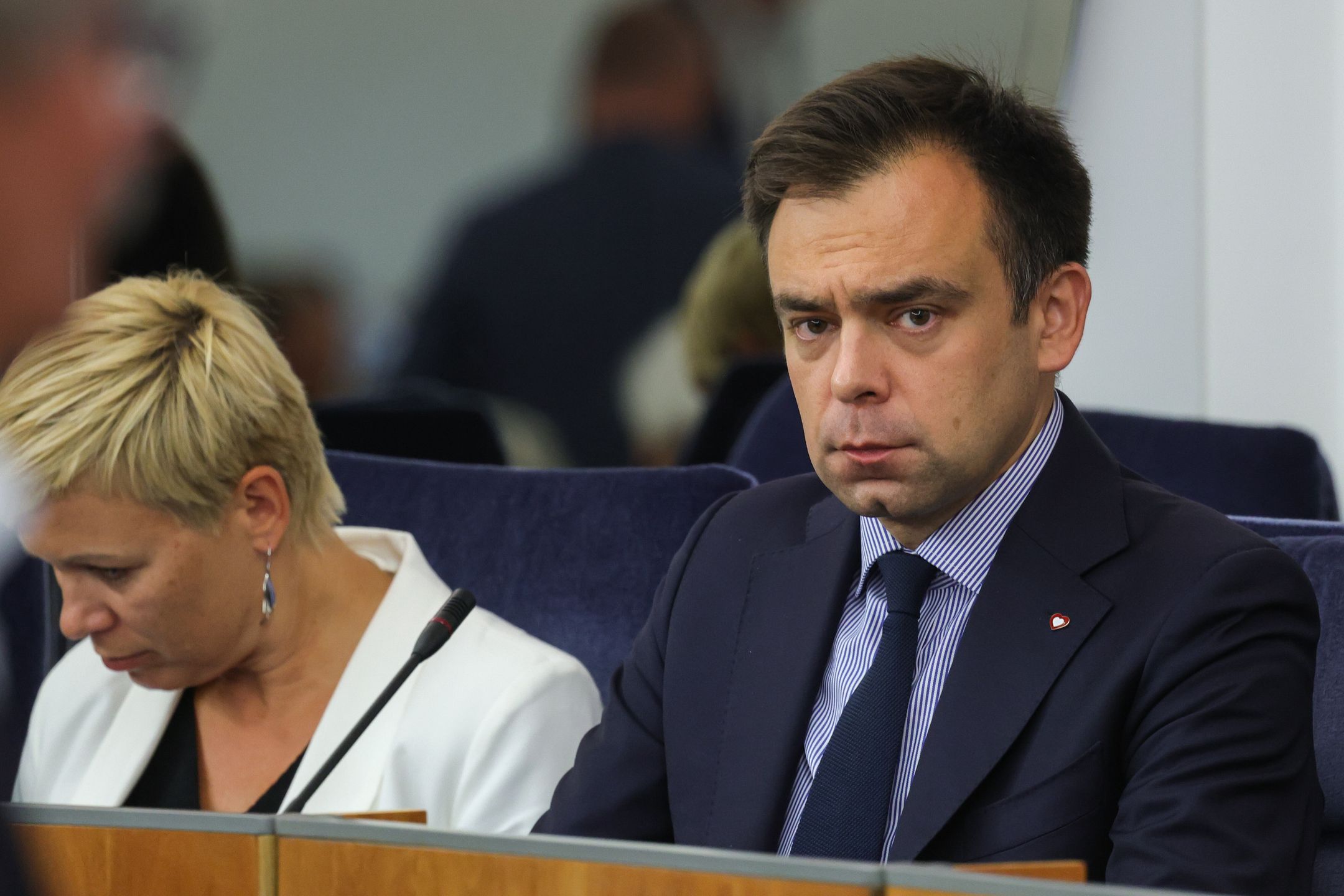 Warszawa, 10.07.2024. Minister finansów Andrzej Domański (P) na sali obrad Senatu w Warszawie, 10 bm. Senat zajmie się m.in. nowelizacją ustawy o prawie autorskim i prawach pokrewnych, która wdraża do polskiego porządku prawnego dwie dyrektywy PE. (jm) PAP/Rafał Guz