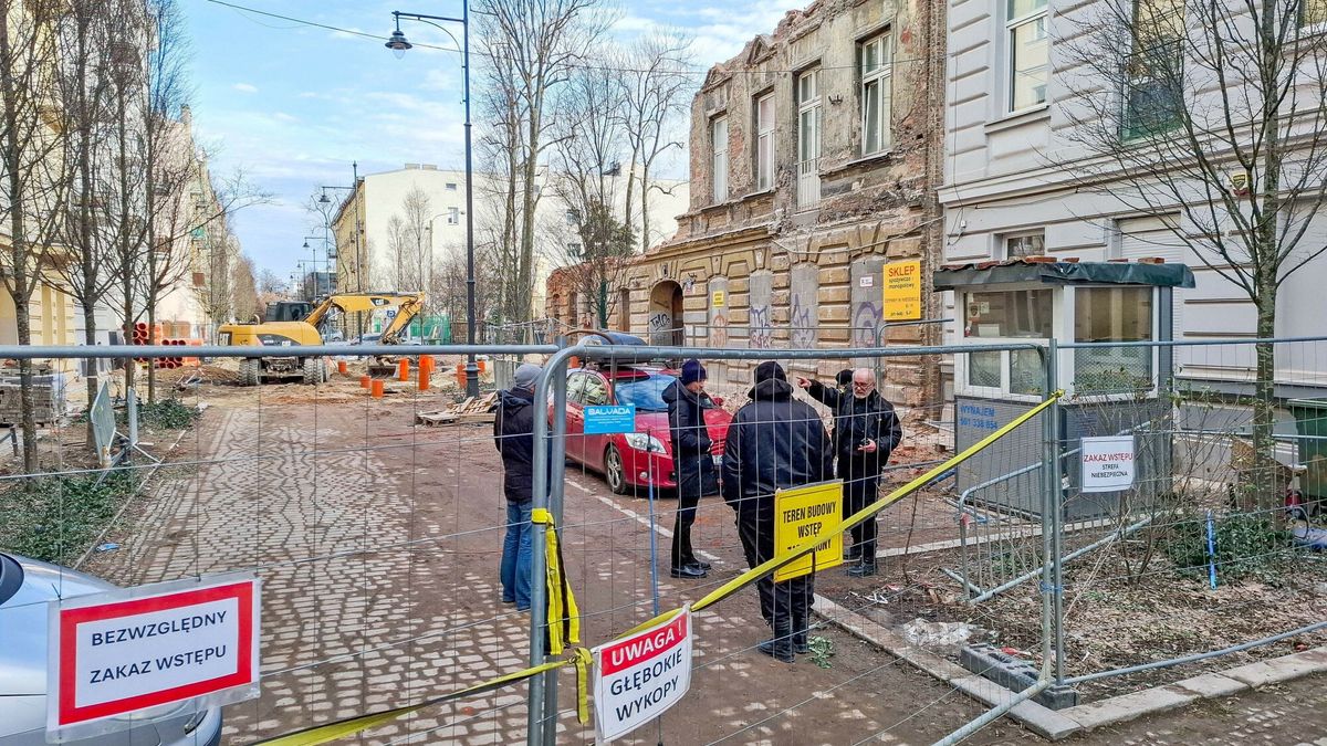 Na zdjęciu zniszczona w wyniku prac maszyny drążącej kamienica przy Alei 1 Maja w Łodzi, zdjęcie ze stycznia 2025 roku