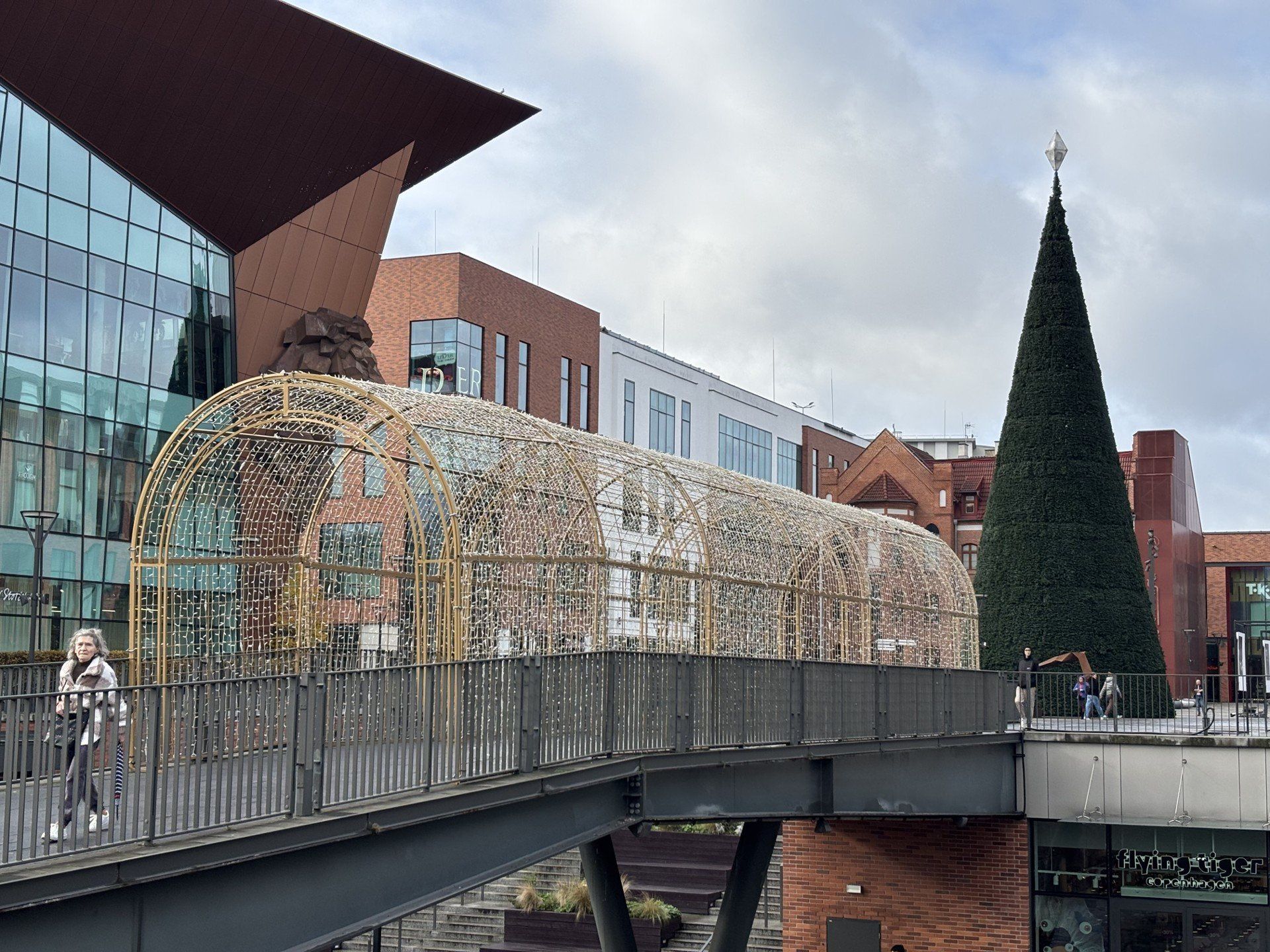 Choinka w październiku przed Forum Gdańsk