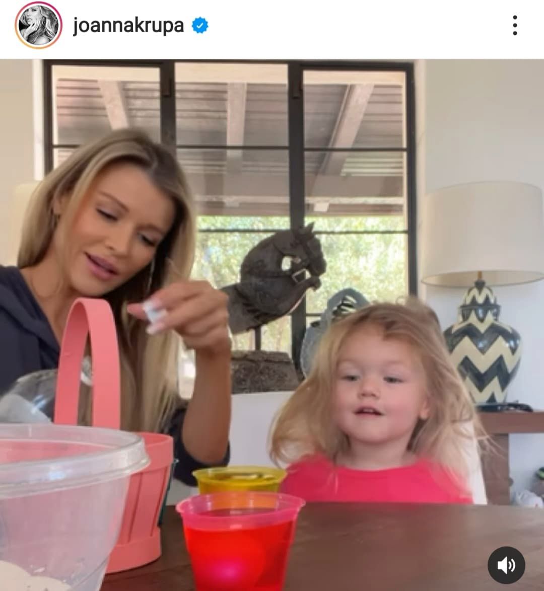 Joanna Krupa i Asha farbują jajka