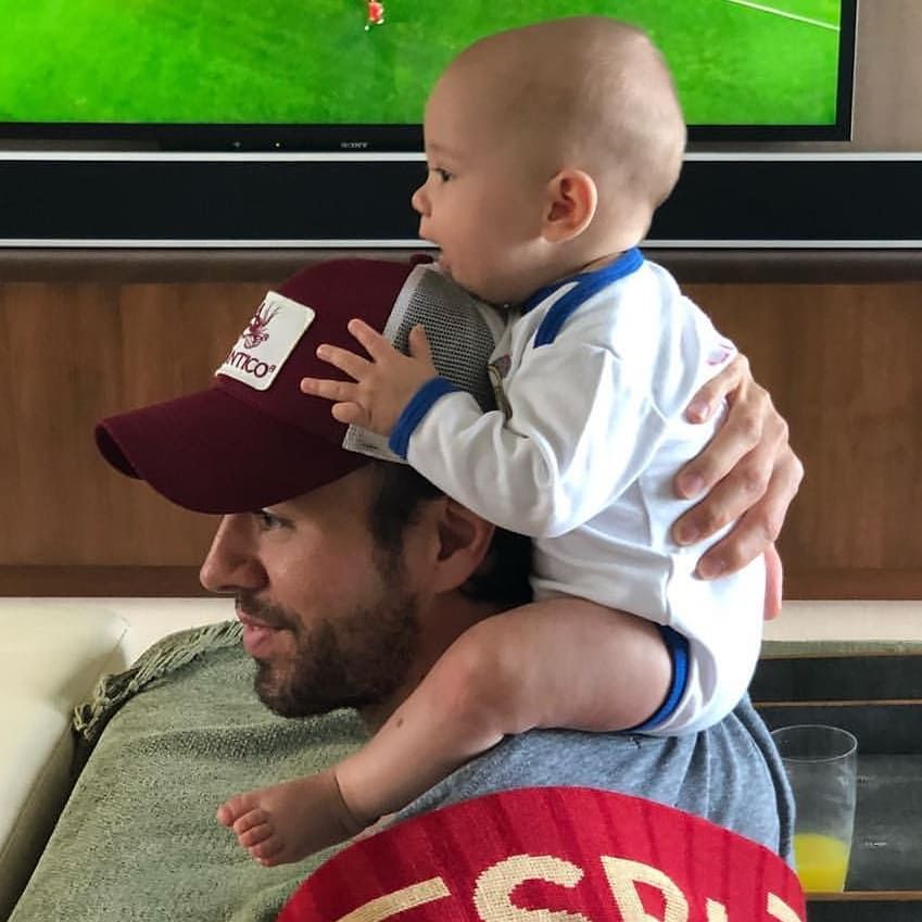 Enrique Iglesias z dzieckiem na ramieniu ogląda Mundial