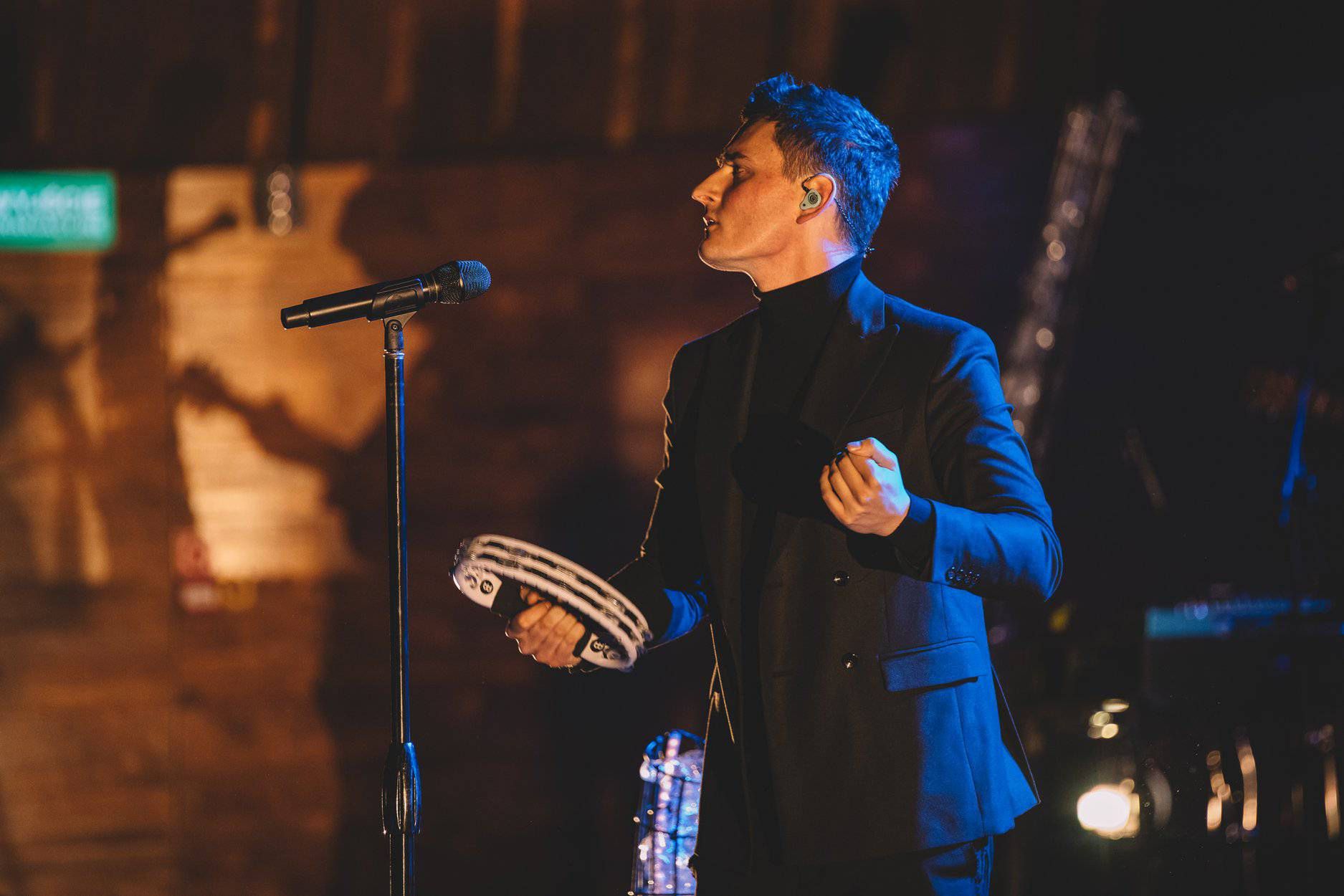 Dawid Podsiadło – scenografia zrobiona z odpadków z sortowni śmieci