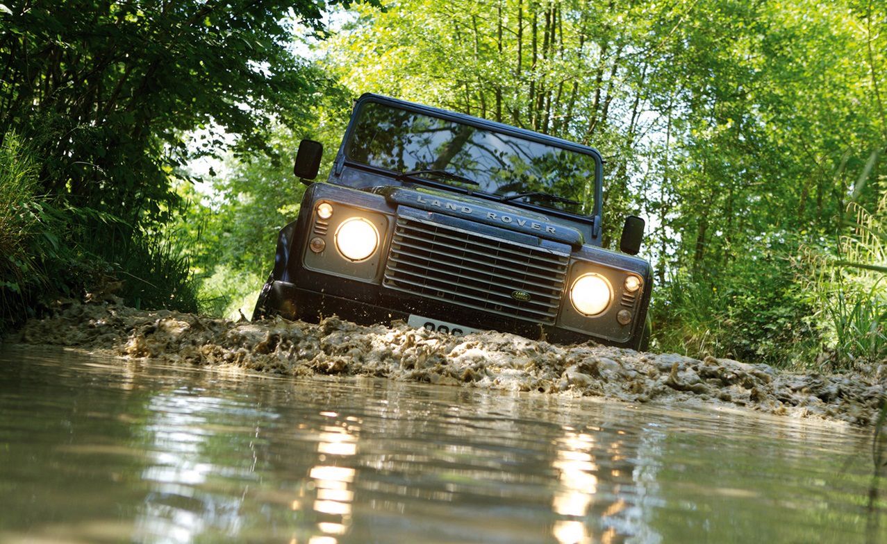 Land Rover Defender (fot. widewallpapers.net)