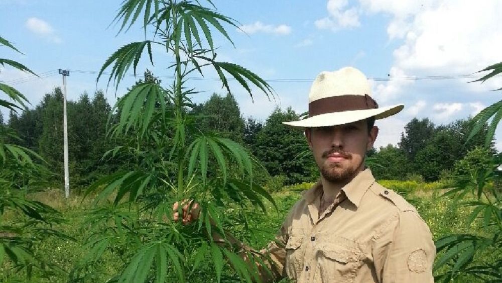 Piotr Masionek (na zdjęciu) opowiada o trudnościach z uprawą konopi siewnych.