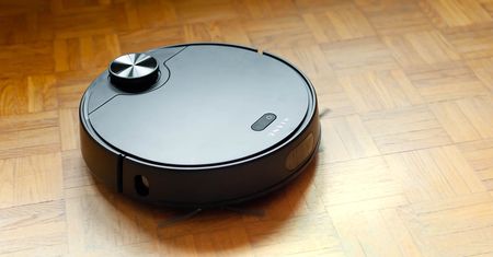 Robot z laserem i mopem posprząta Twój dom. Oto odkurzacz Kiano Elegance Robot