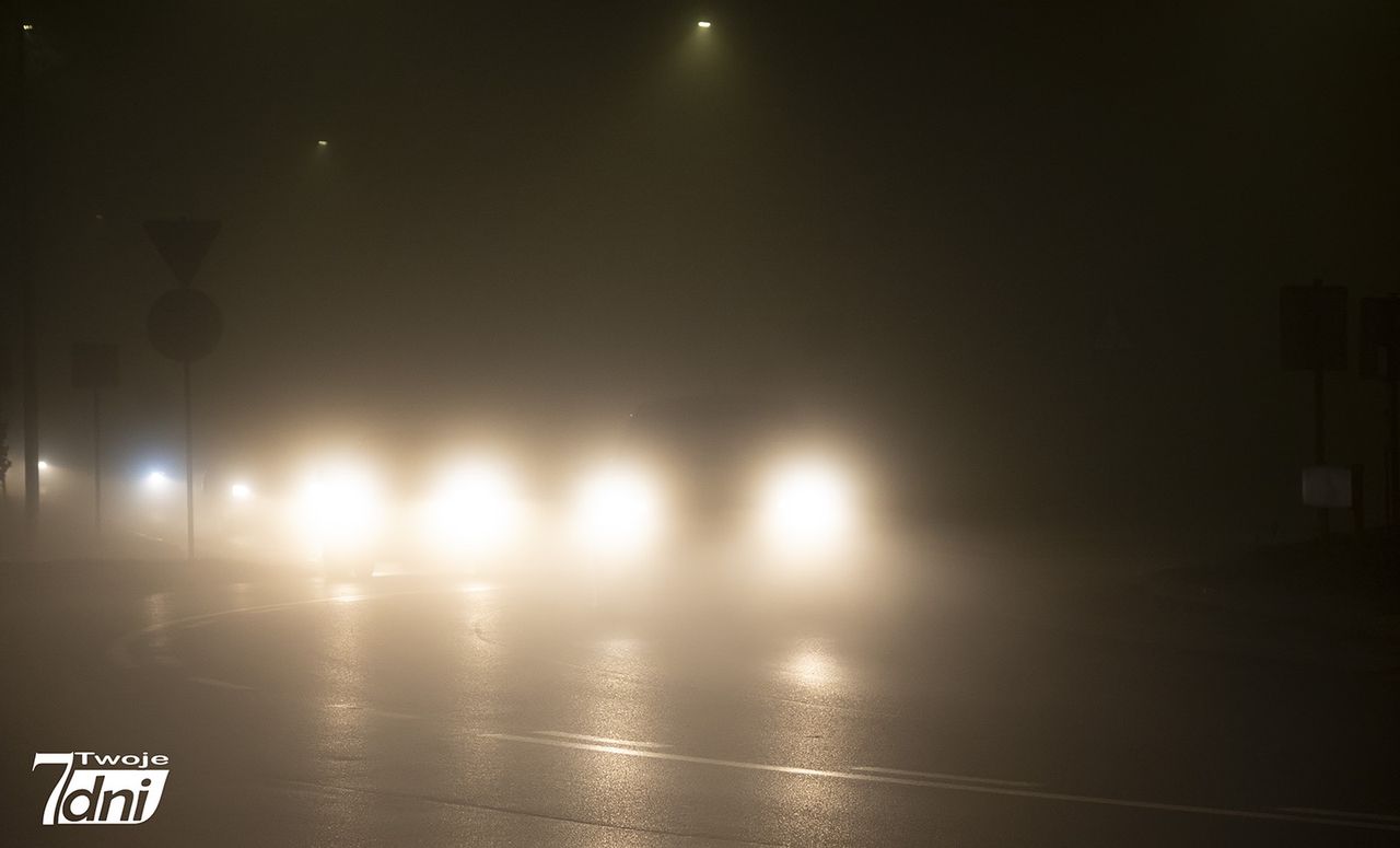 Trudne warunki na drogach. Mgła ogranicza widoczność