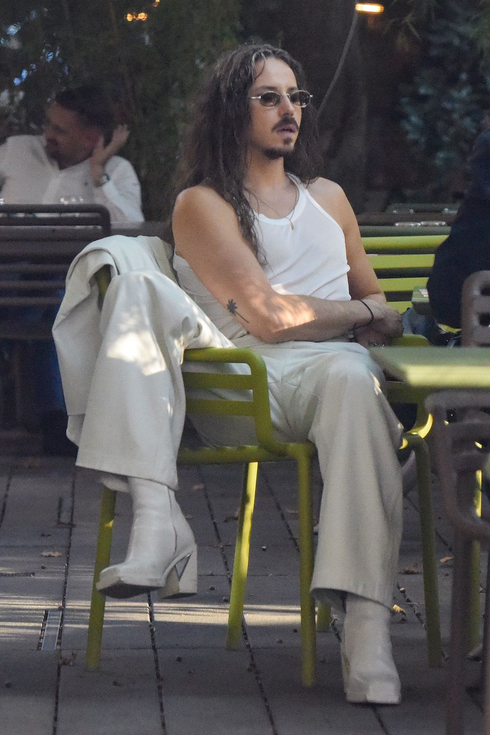 Michał Szpak delektuje się trunkiem na spotkaniu 