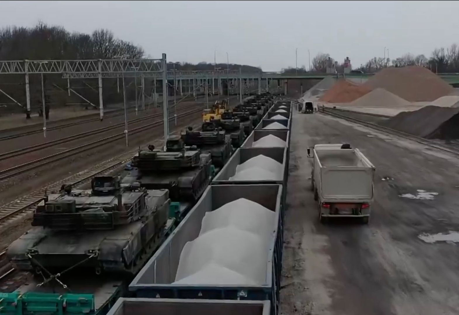 Sznur czołgów dotarł do Warszawy. Jest nagranie